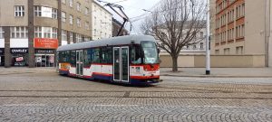 Olomoucká tramvaj při výjezdu z vozovny. Foto: Jan Meichsner / Zdopravy.cz