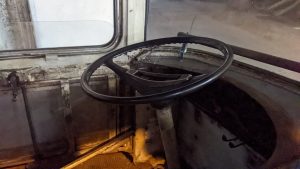 Silně poničený interiér trolejbusu - kompletní renovace je nutná a potrvá dva roky. Foto: DPMB