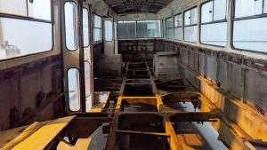 Silně poničený interiér trolejbusu - kompletní renovace je nutná a potrvá dva roky. Foto: DPMB