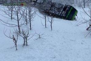 Vykolejený vlak po pádu laviny na trať. Foto: vd.ch (kantonální policie)
