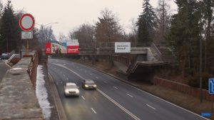 Silnice I/35 v Litomyšli s již neexistujícím nadchodem v této podobě. Foto: Litomysl.cz