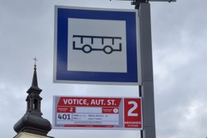 Nový označník zastávky autobusu ve Voticích, nejde o definitivní středočeskou podobu. Pramen: IDSK