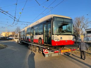Přeprava prvních trolejbusů Škoda 25Tr z Brna do Ústí nad Labem. Foto: DPMB