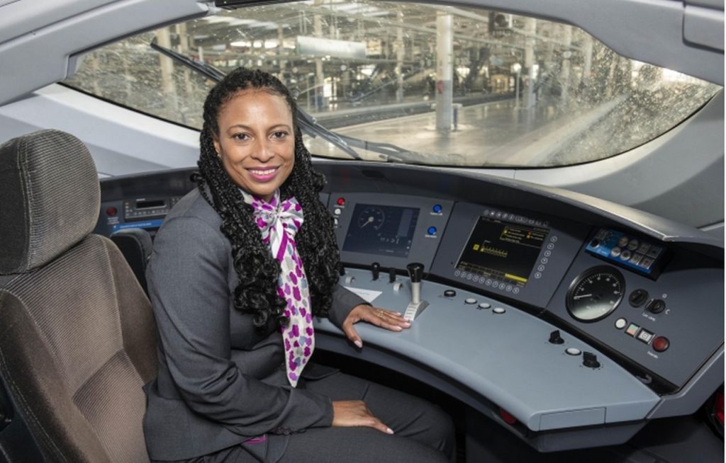 Renfe poprvé v historii přijímá jako strojvedoucí v Saúdské Arábii ženy. Foto: Renfe