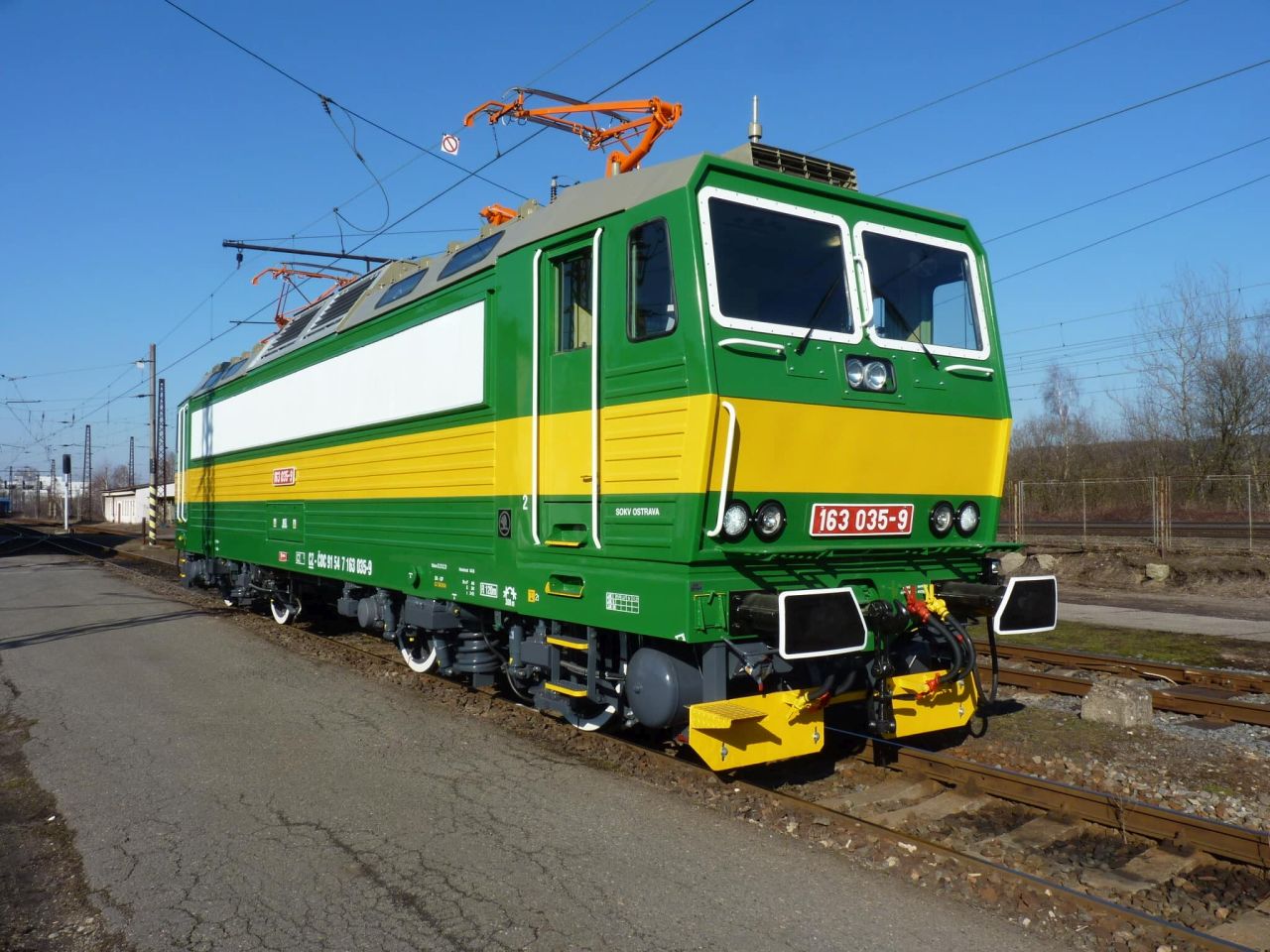 Lokomotiva 163.035 v nátěru, v jakém sjela z výrobních linek. Foto: ČD Cargo
