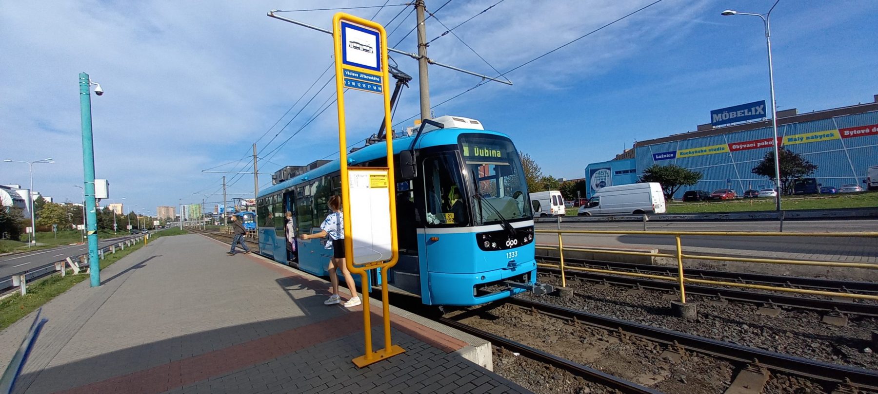 Tramvaj DPO typu VarioLFR.E na zastávce Václava Jiříkovského. Foto: Jan Meichsner