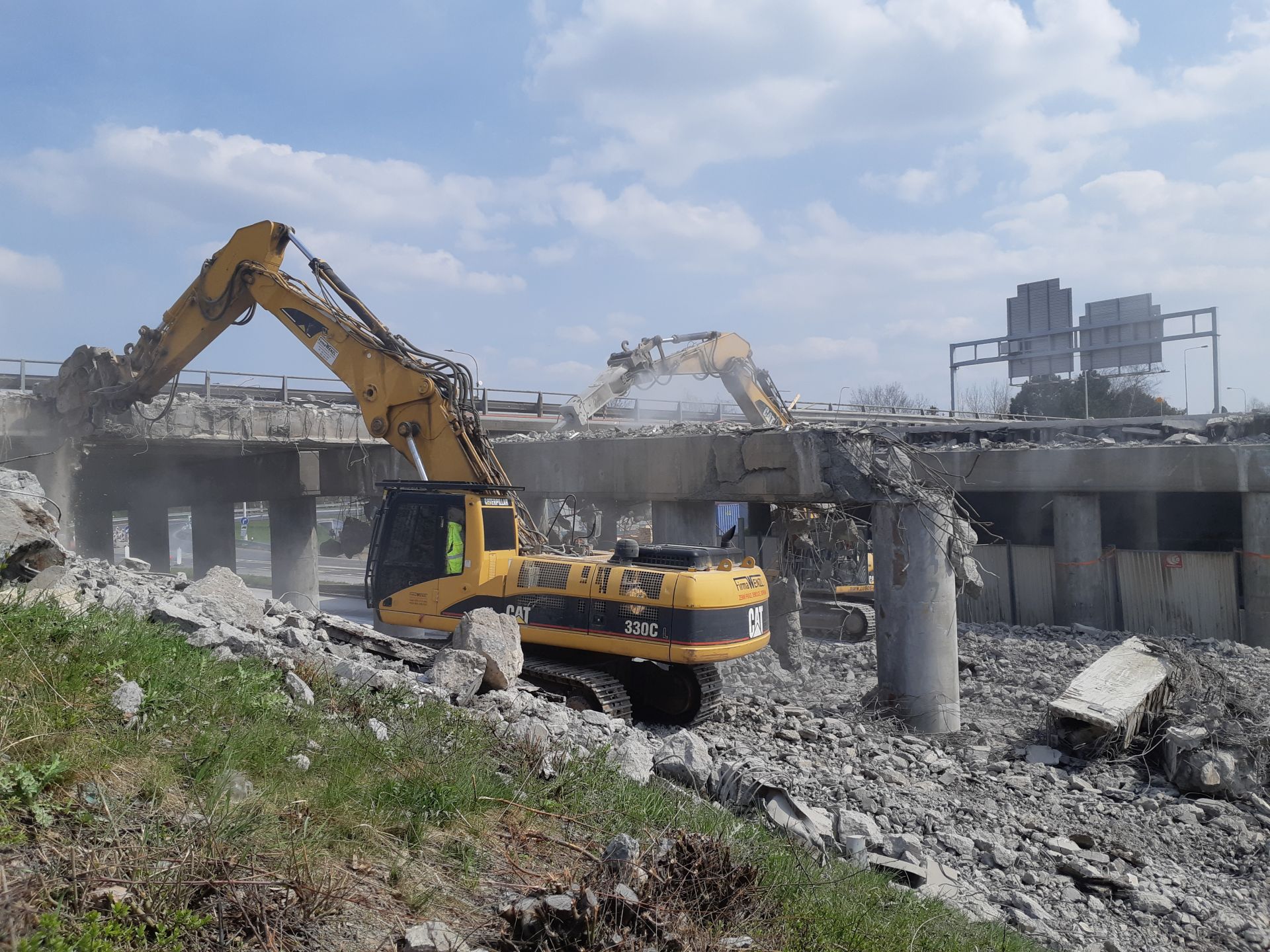 Demolice západní poloviny mostu přes Chlumeckou v dubnu 2021. Pramen: Swietelsky