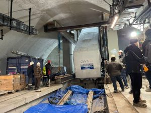 Spouštění vozu podzemní lanovky v Istanbulu v březnu 2022. Pramen: Archiv Metrostav a.s.