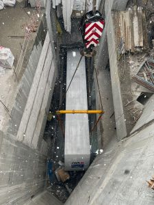 Spouštění vozu podzemní lanovky v Istanbulu v březnu 2022. Pramen: Archiv Metrostav a.s.