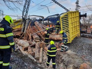 Hasiči při zásahu po srážce vlaků u Prosenic. Foto: Drážní inspekce a HZS OLK