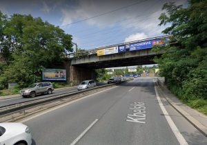 Železniční most přes Kbelskou ulici v Praze. Foto: Google Street View