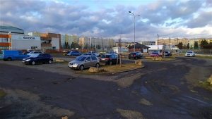 Parkoviště v Mladé Boleslavi u sportovní haly, kde vznikne parkovací dům. Foto: Bohumil Horáček /mbnet.cz