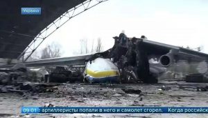 Zničené letadlo An-225 v Hostomelu. Foto: Twitter