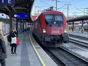 Náhradní vlak za railjet z Vídně do Lienz ve stanici Bruck an der Mur. Foto: Jan Sůra / Zdopravy.cz