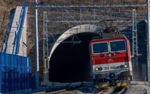 Lokomotiva 362 vyjíždí z tunelu Diel. Foto: ZSSK
