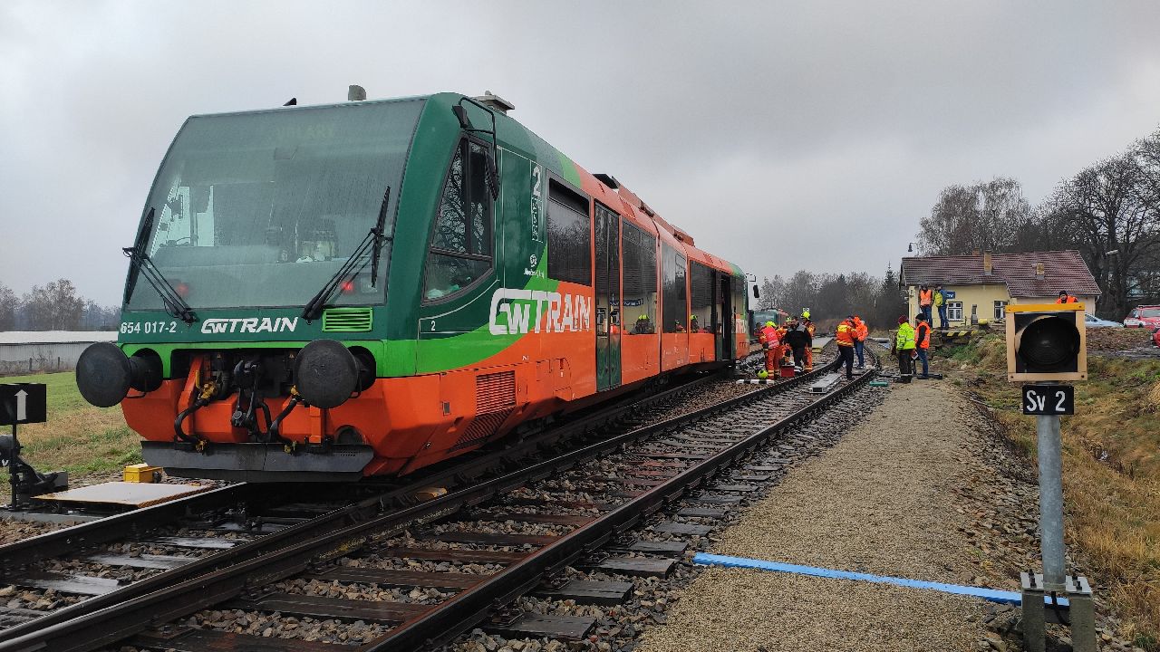 Vykolejení osobního vlaku GWTR v Bavorově. Foto: Drážní inspekce