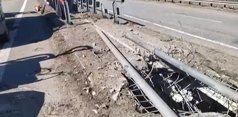 Rozbombardovaná ukrajinská dálnice M06. Pramen: Kyrylo Tymošenko