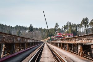 Stavba nového železničního mostu přes Orlík (duben 2022). Pramen: Správa železnic