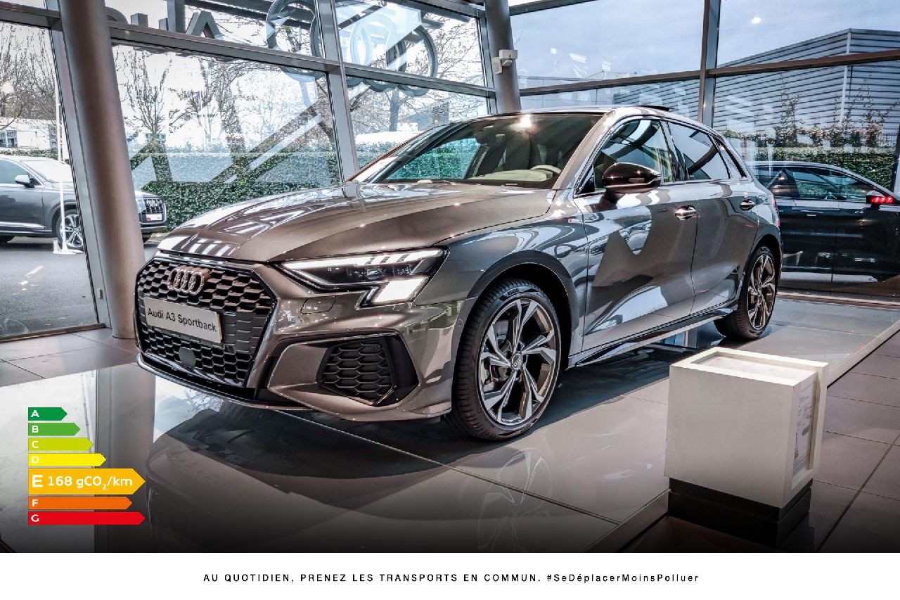 Reklama na vůz Audi s energetickým štítkem a povinným sloganem. Foto: Audi.fr