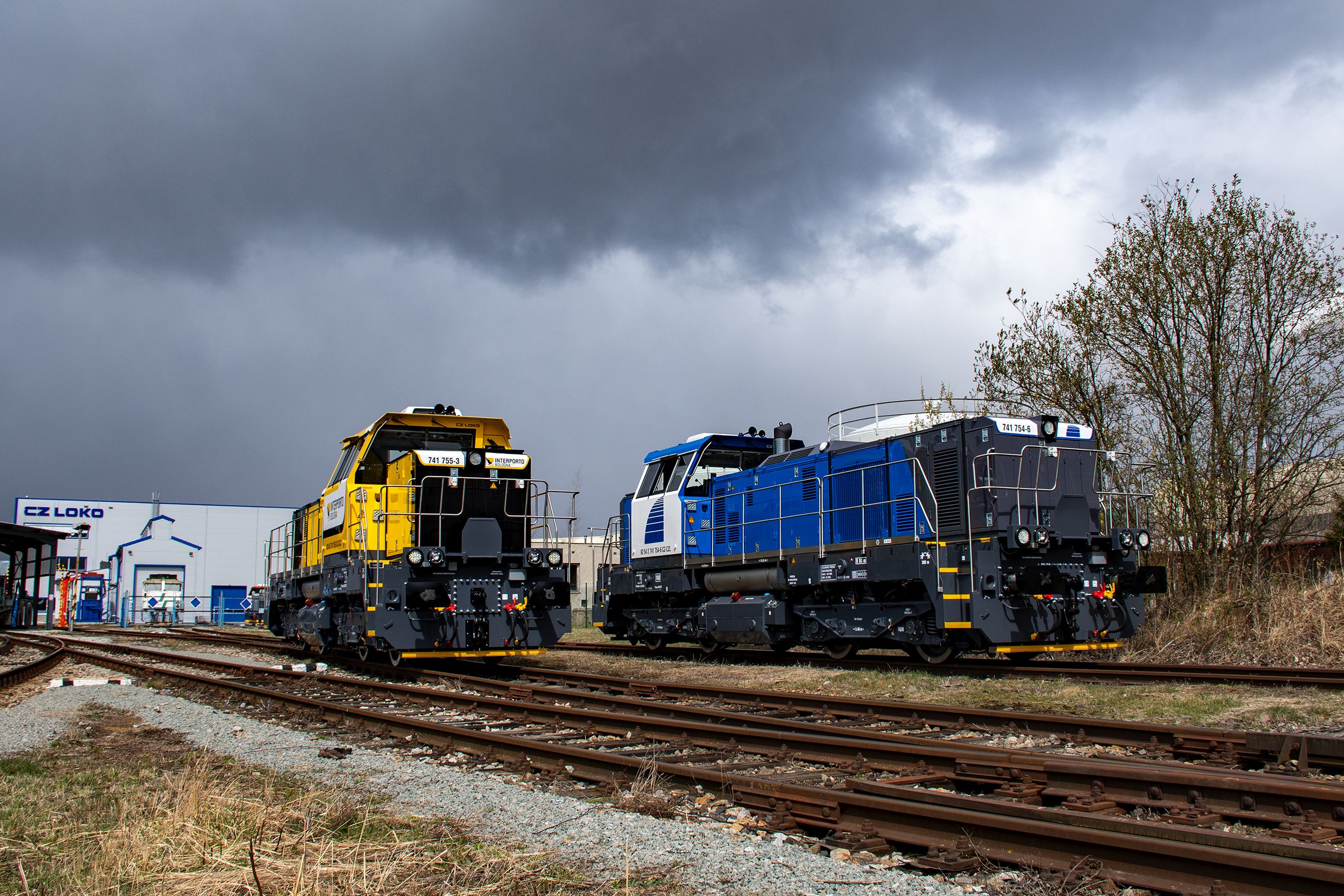 Lokomotivy 741.755 a 741.754 vyrobené v CZ LOKO pro italské zákazníky. Foto: Dalibor Palko