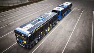 Souprava autobusu a přívěsu se solárními panely. Foto: Sono Motors