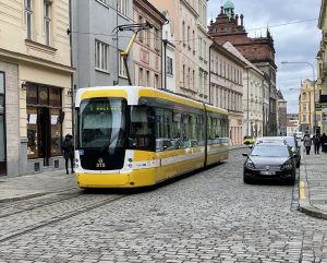 Tramvaj a parkující auto. Ilustrační foto: Jan Sůra / Zdopravy.cz