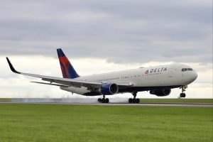Boeing 767-300společnosti Delta Air Lines přistává v Praze. Foto: Letiště Praha