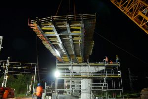 Usazování nového mostu přes trať 230 v souvislosti se stavbou obchvatu Církvice. Pramen: ŘSD