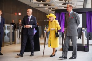 Před otevřením si novou linku prohlédla královna Alžběta II. Pramen: TfL