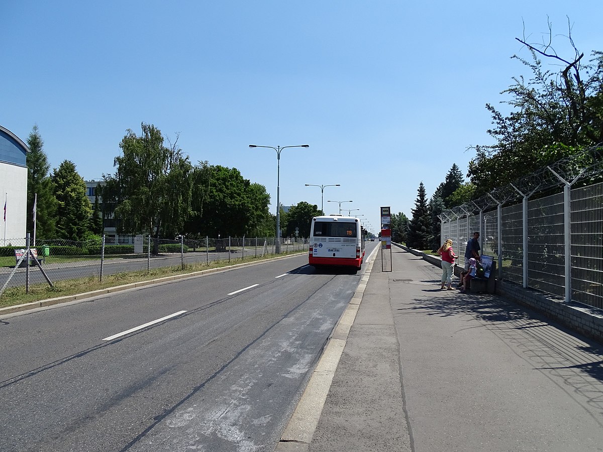 Ulice K Letiště, zastávka MHD Terminál 3. Autor: ŠJů, Wikimedia Commons