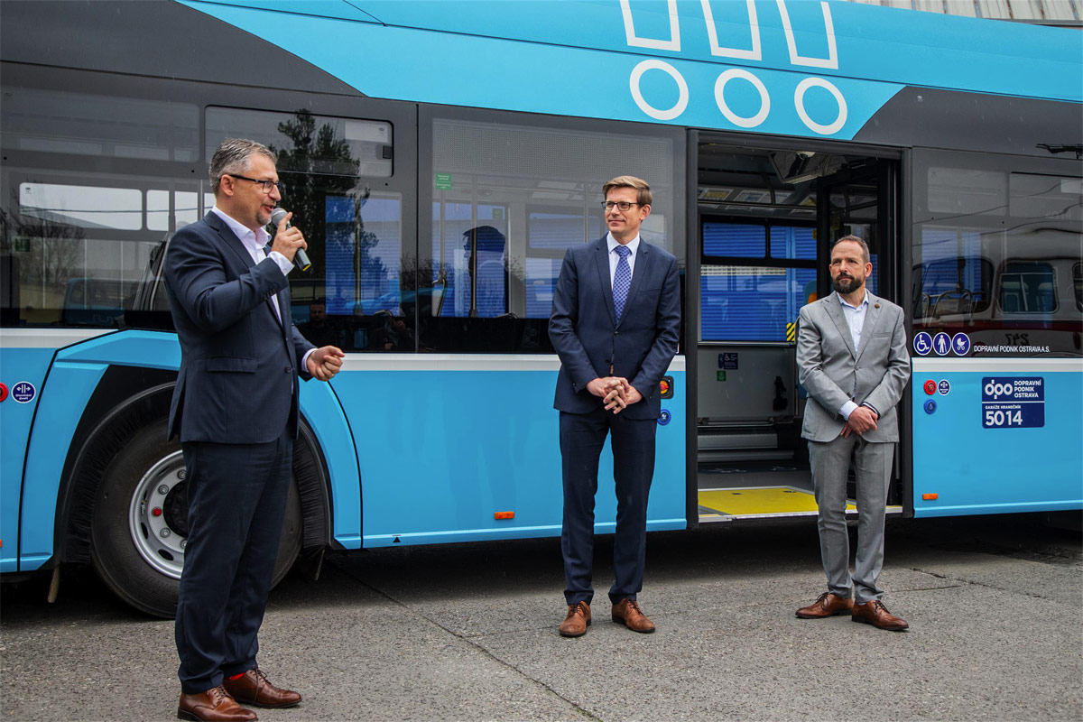 Nový elektrobus Solaris a ministr dopravy Martin Kupka. Pramen: DPO