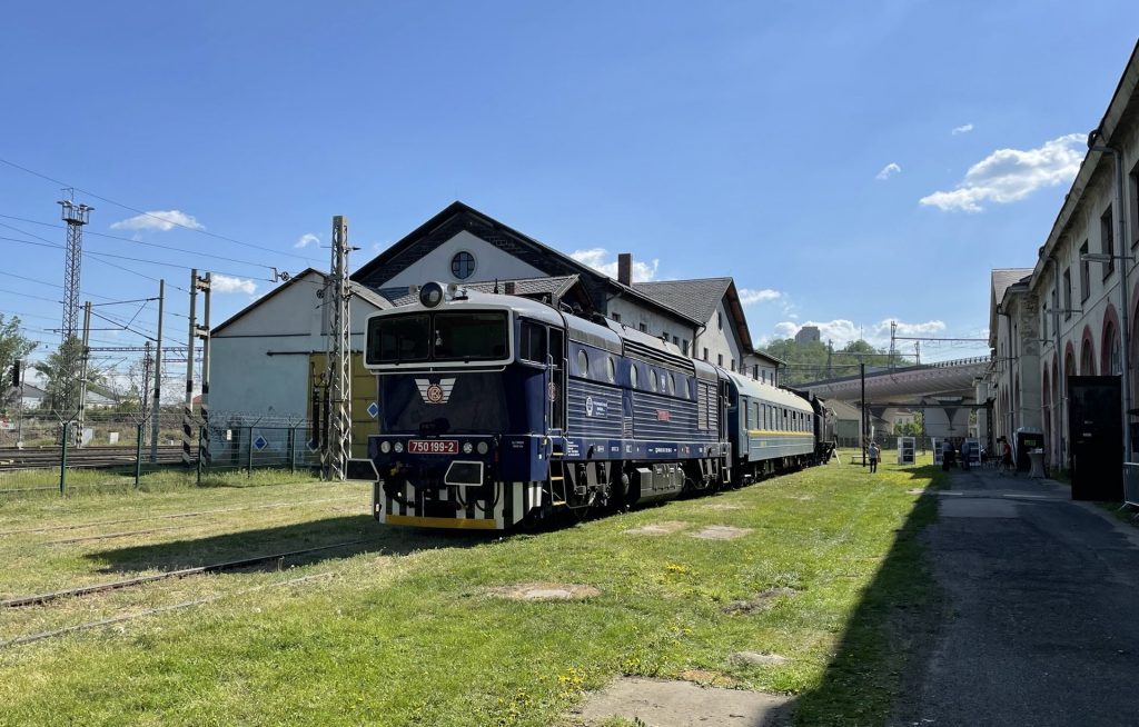 Vlak v čele s Brejlovcem v depu na Masarykově nádraží. Autor: Zdopravy.cz/Jan Šindelář