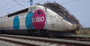 Poškozený vlak Ouigo ve Španělsku. Foto: Adif