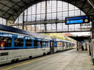 Souprava InterJet jako Západní expres do Chebu v Praze na hlavním nádraží. Foto: Jan Sůra / Zdopravy.cz