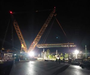 Noční osazování mostu v Církvici. Foto: ŘSD