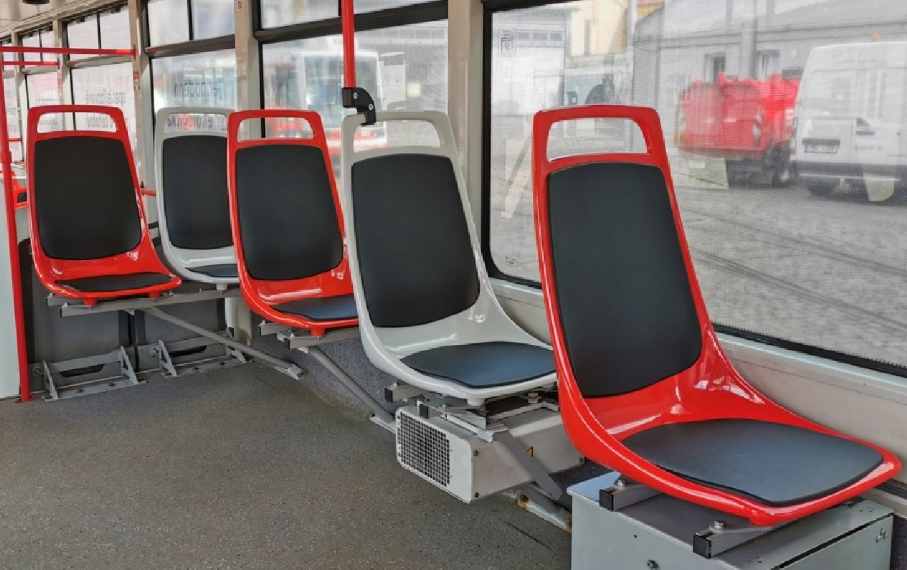 Nové plastové sedačky v olomoucké tramvaji. Foto: DPMO