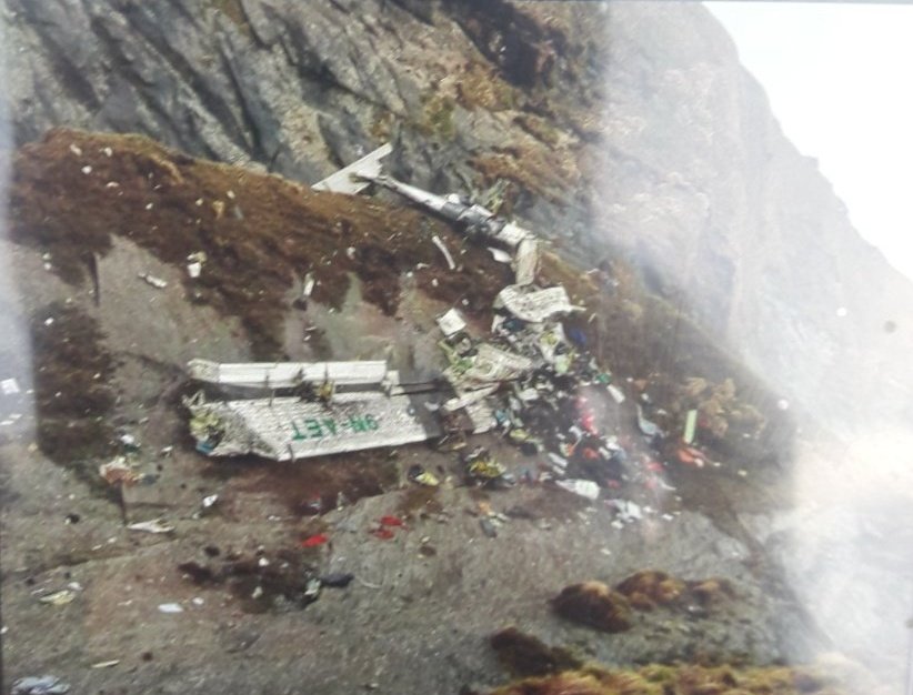 Trosky havarovaného letadla v Nepálu. Foto: @NaSpokesperson/ Twitter.com