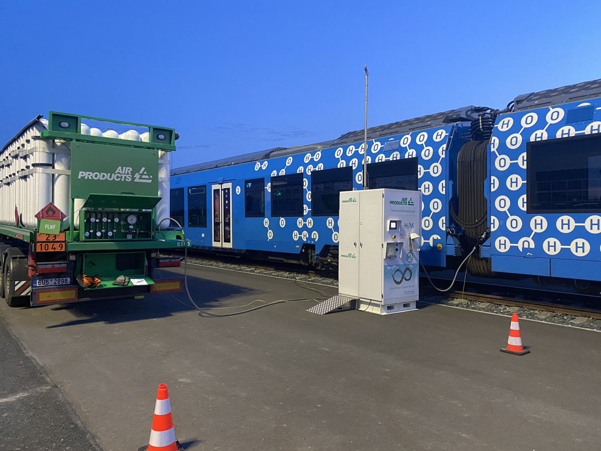 Plnění vodíkového vlaku z mobilní plničky firmy Air Product v areálu VUZ v Cerhenicích. Pramen: VUZ