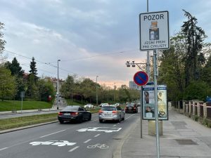 Nové dopravní značení u cyklopruhů v Praze. Pramen: Adam Scheinherr