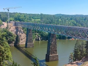 Stavba nového železničního mostu přes Orlík (červen 2022). Autor: Zdopravy.cz/Pavel Šindelář