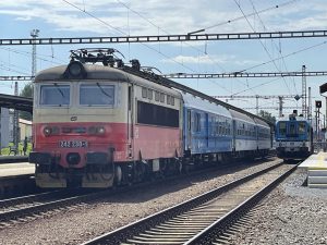 Lokomotiva 242 (Plecháč), osobní vlak České Budějovice - Tábor (polovina června 2022). Autor: Zdopravy.cz/Jan Šindelář