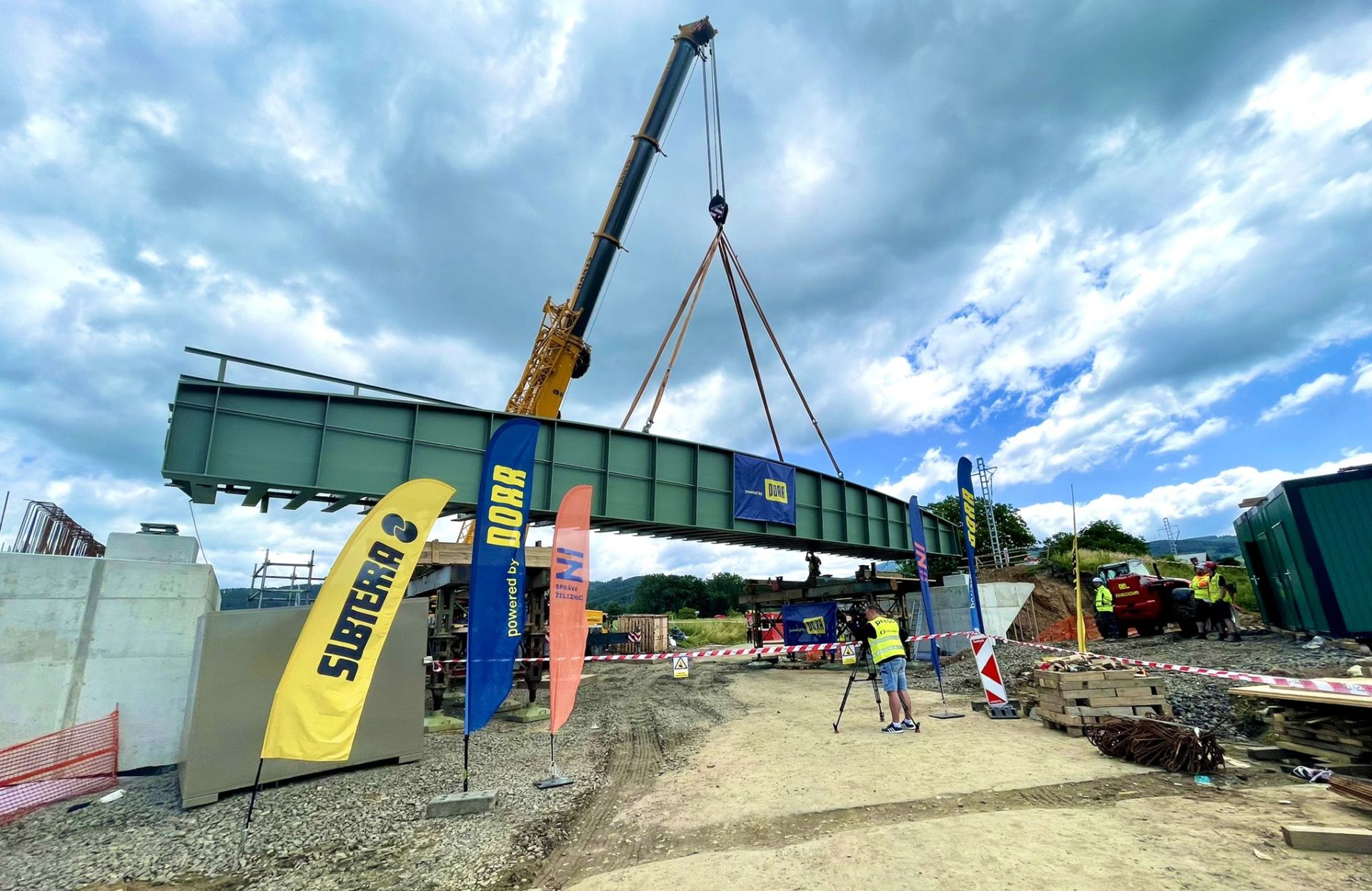 Osazování nového mostu na trati Uničov - Šumperk (červen 2022). Pramen: Správa železnic