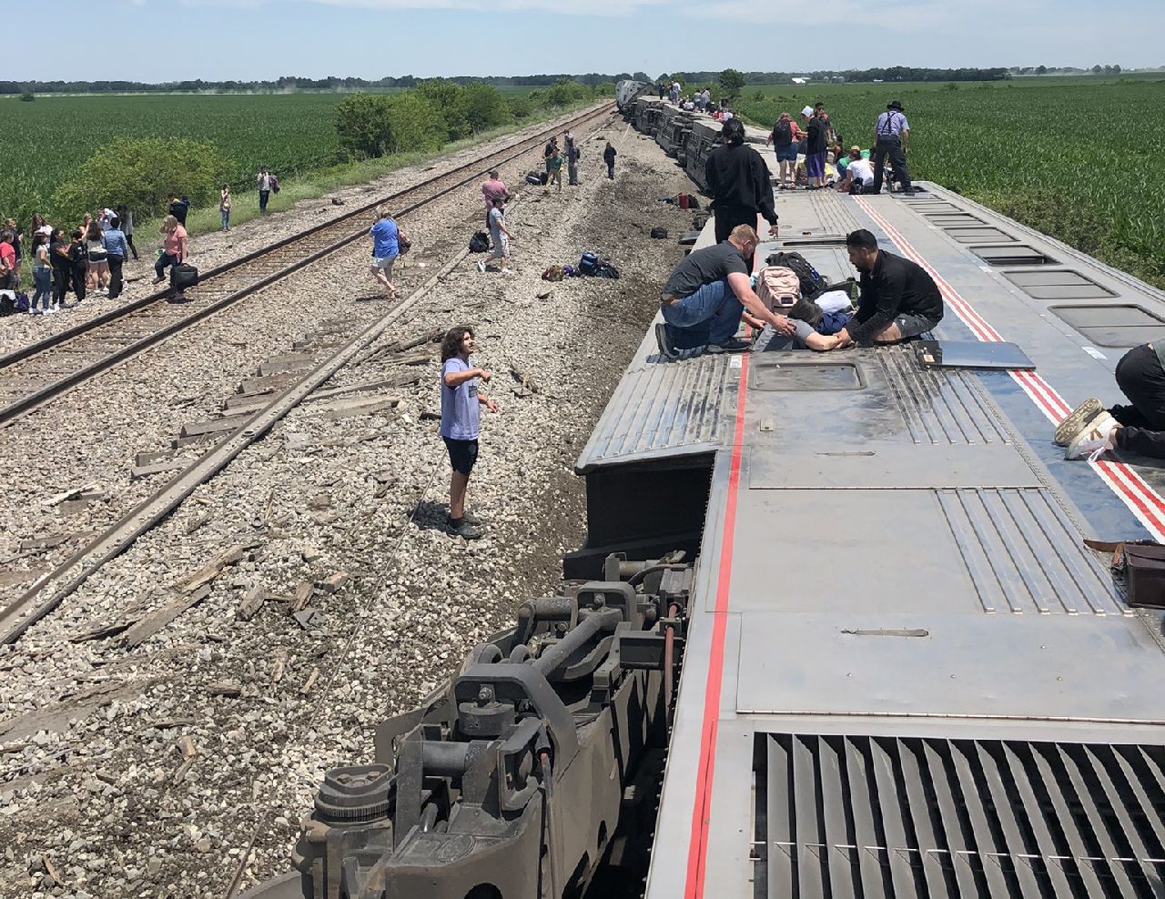 Vykolejená souprava Amtrak v Missouri. Foto: Dax McDonald / https://twitter.com/cloudmarooned