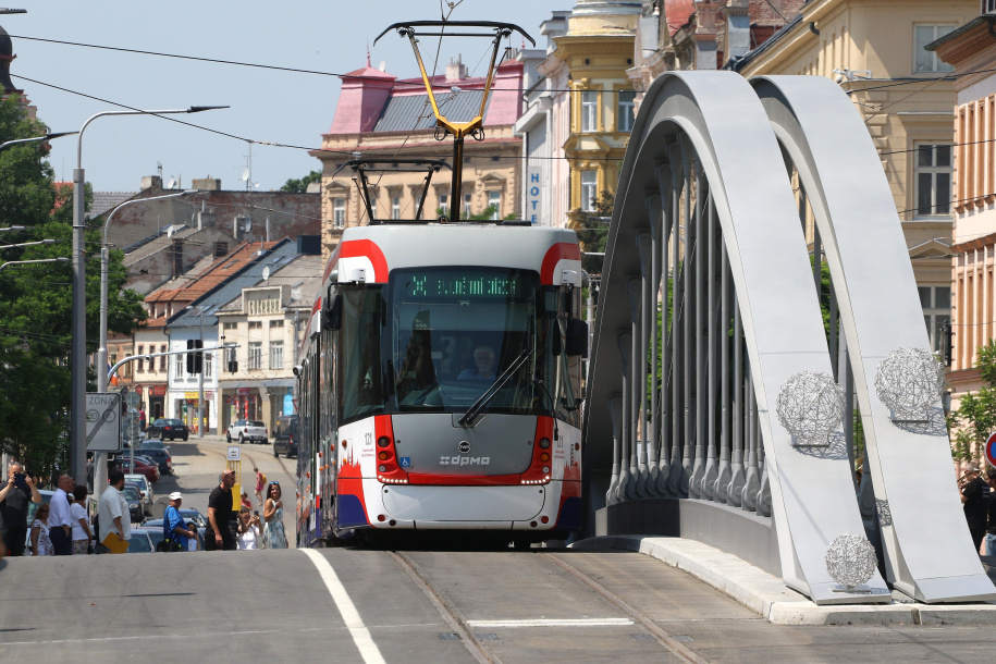 Tramvaj na novém mostě v Olomouci. Foto: Olomouc.eu