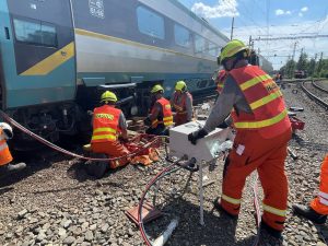 Nakolejování poškozené jednotky pendolino po nehodě v Bohumíně (červen 2022). Pramen: Správa železnic