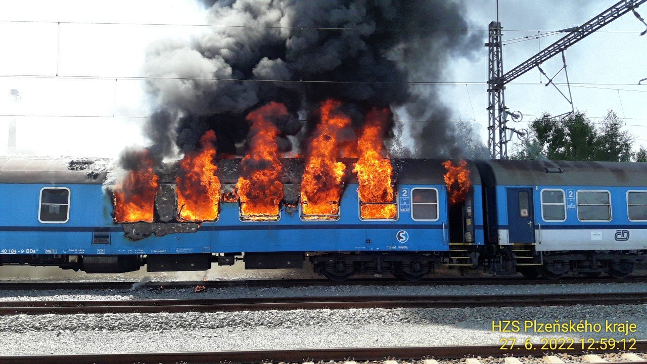 Provoz v Plzni je výrazně omezen kvůli požáru odstavených vagónů