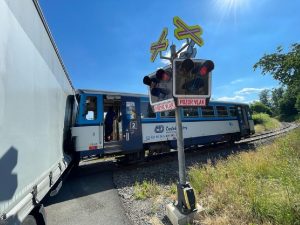 Srážka vlaku s kamionem na přejezdu ve Šluknově. Foto: HZS Ústeckého kraje