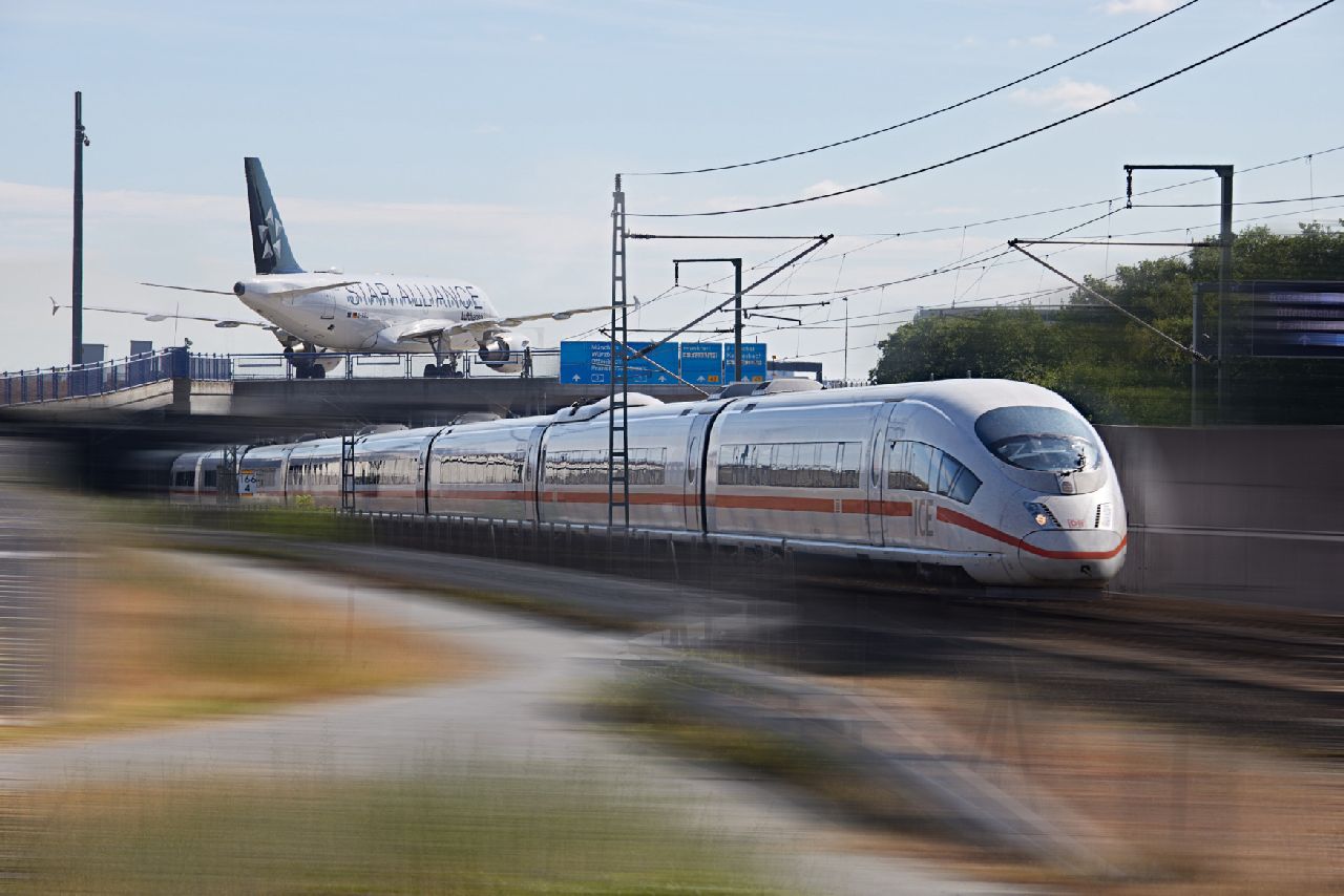 Vlak ICE Deutsche Bahn a letadlo Star Alliance. Foto: DB