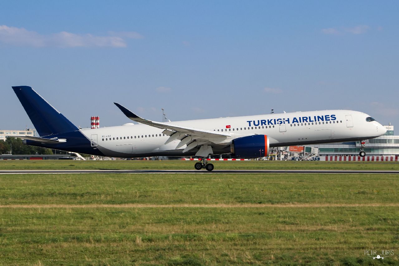 A350 Turkish Airlines se zbytky nátěru po Aeroflotu v Praze. Foto: Petr Juris