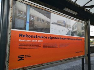 Plakát informující o záměru rekonstrukce nádraží Vítkovice. Autor: Zdopravy.cz/Vojtěch Očadlý
